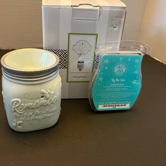 Scentsy Chasing Fireflies plug in Wax Warmer Includes By the Sea Wax Bar - Picture 1 of 2